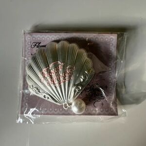 Flower Knows Seashell Hair Clip